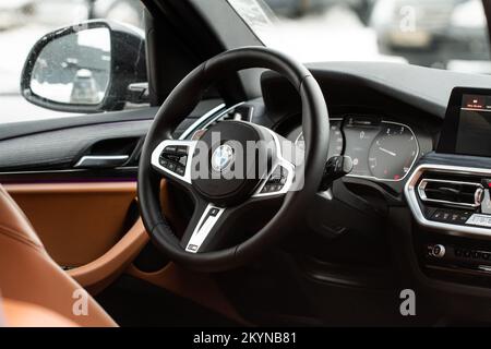 MOSCOU, RUSSIE - 05 FÉVRIER 2022. BMW X3 (G01), vue intérieure. Vus multisegment compact de luxe. Logo BMW sur le volant de la voiture. Banque D'Images