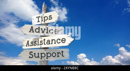 Conseils, conseils, assistance, support - panneau en bois avec quatre flèches Banque D'Images