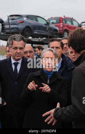 Dans le cadre de la "France Nation verte", le Premier ministre Elisabeth BORNE s'est rendu à Gaillac (France) pour visiter l'entreprise surplus de recyclage, accompagné de Christophe BECHU (ministre de la transition écologique) et Laurent LESCURE (ministre délégué à l'économie et à l'industrie), sur 1 décembre 2022. La société de recyclage est spécialisée dans les secteurs automobile et industriel (collecte, remise en état et commercialisation des pièces de rechange, réparation des véhicules et équipements endommagés), mais aussi dans le recyclage des batteries. Il a bénéficié de crédits du programme « France Relance ». Le premier ministre Th Banque D'Images