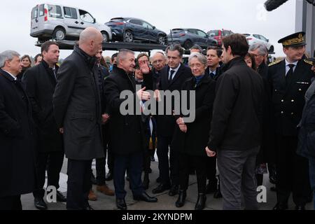 Dans le cadre de la "France Nation verte", le Premier ministre Elisabeth BORNE s'est rendu à Gaillac (France) pour visiter l'entreprise surplus de recyclage, accompagné de Christophe BECHU (ministre de la transition écologique) et Laurent LESCURE (ministre délégué à l'économie et à l'industrie), sur 1 décembre 2022. La société de recyclage est spécialisée dans les secteurs automobile et industriel (collecte, remise en état et commercialisation des pièces de rechange, réparation des véhicules et équipements endommagés), mais aussi dans le recyclage des batteries. Il a bénéficié de crédits du programme « France Relance ». Le premier ministre Th Banque D'Images