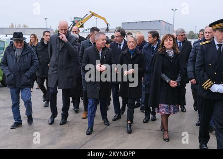 Dans le cadre de la "France Nation verte", le Premier ministre Elisabeth BORNE s'est rendu à Gaillac (France) pour visiter l'entreprise surplus de recyclage, accompagné de Christophe BECHU (ministre de la transition écologique) et Laurent LESCURE (ministre délégué à l'économie et à l'industrie), sur 1 décembre 2022. La société de recyclage est spécialisée dans les secteurs automobile et industriel (collecte, remise en état et commercialisation des pièces de rechange, réparation des véhicules et équipements endommagés), mais aussi dans le recyclage des batteries. Il a bénéficié de crédits du programme « France Relance ». Le premier ministre Th Banque D'Images