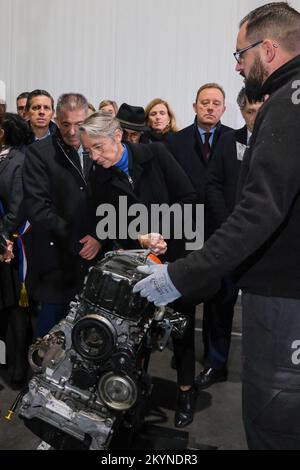 Dans le cadre de la "France Nation verte", le Premier ministre Elisabeth BORNE s'est rendu à Gaillac (France) pour visiter l'entreprise surplus de recyclage, accompagné de Christophe BECHU (ministre de la transition écologique) et Laurent LESCURE (ministre délégué à l'économie et à l'industrie), sur 1 décembre 2022. La société de recyclage est spécialisée dans les secteurs automobile et industriel (collecte, remise en état et commercialisation des pièces de rechange, réparation des véhicules et équipements endommagés), mais aussi dans le recyclage des batteries. Il a bénéficié de crédits du programme « France Relance ». Le premier ministre Th Banque D'Images