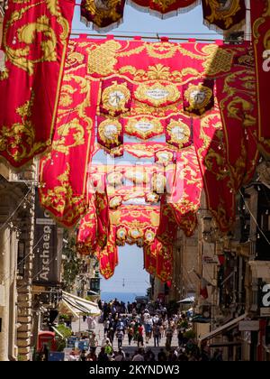 Valette, Malte - juin 202 : rue étroite de la ville de Valette préparée pour la procession de Corpus Christi. Europe Banque D'Images