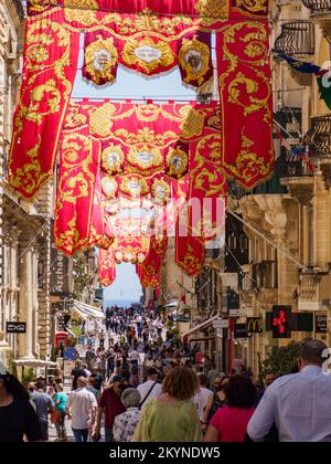 Valette, Malte - juin 202 : rue étroite de la ville de Valette préparée pour la procession de Corpus Christi. Europe Banque D'Images