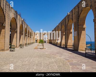 Valletta, Malte - Mai 2021 : Jardins du Barrakka inférieur. Un petit parc public avec des monuments, des sculptures et des fleurs connus pour sa vue pittoresque sur t Banque D'Images