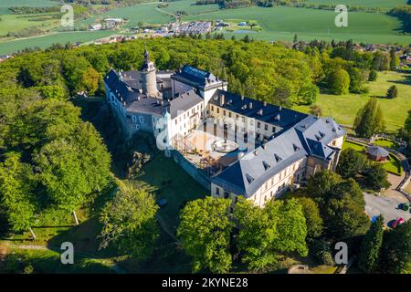 Vue imprenable sur le château médiéval de Zbiroh. République tchèque. Paysage pittoresque avec imposant château médiéval de Zbiroh dans le quartier de Rokycany, région de Pilsen, cz Banque D'Images