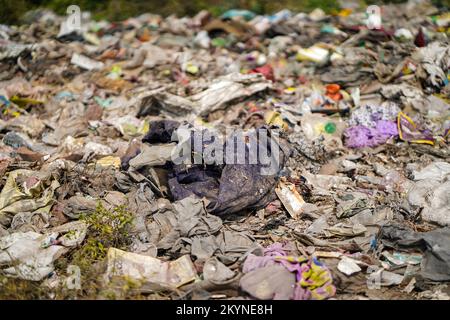 Plastique, polyéthylène, déchets, zone d'immersion, déchets ou déchets, Pollution des sols, contrôle de la pollution, site de combustion des déchets, concept de pollution Banque D'Images