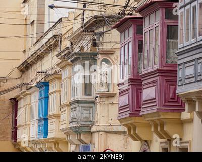 Sliema, Malte: Mai 2021: De beaux balcons en bois maltais colorés appelés 'gallarija' à Sliema. Il est très probable qu'ils viennent du Muxarabiji arabe. E Banque D'Images