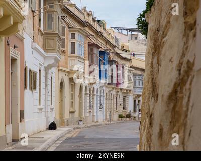 Sliema, Malte: Mai 2021: De beaux balcons en bois maltais colorés appelés 'gallarija' à Sliema. Il est très probable qu'ils viennent du Muxarabiji arabe. E Banque D'Images