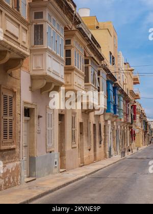 Sliema, Malte: Mai 2021: De beaux balcons en bois maltais colorés appelés 'gallarija' à Sliema. Il est très probable qu'ils viennent du Muxarabiji arabe. E Banque D'Images