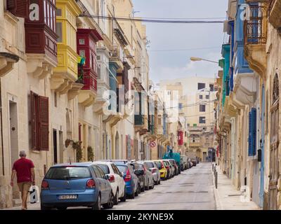 Sliema, Malte: Mai 2021: De beaux balcons en bois maltais colorés appelés 'gallarija' à Sliema. Il est très probable qu'ils viennent du Muxarabiji arabe. E Banque D'Images