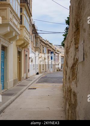 Sliema, Malte: Mai 2021: De beaux balcons en bois maltais colorés appelés 'gallarija' à Sliema. Il est très probable qu'ils viennent du Muxarabiji arabe. E Banque D'Images