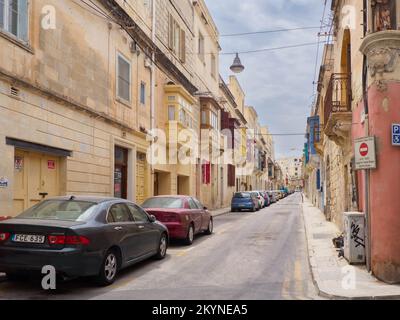 Sliema, Malte: Mai 2021: De beaux balcons en bois maltais colorés appelés 'gallarija' à Sliema. Il est très probable qu'ils viennent du Muxarabiji arabe. E Banque D'Images