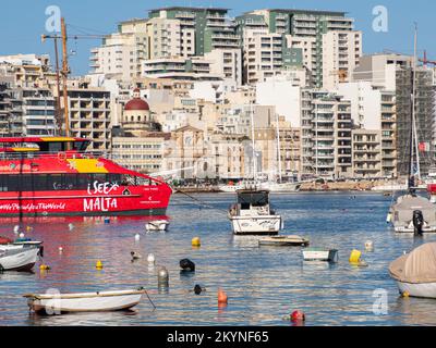 Sliema, Malte - Mai, 2021: Tuoristic Red Ship 'hop on hop Off' dans le port du quartier de Sliema. Port de Sliema Ferry. Malte. Europe Banque D'Images