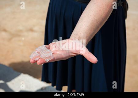 Fleur de sel, est un sel qui se forme comme une croûte mince et délicate à la surface de l'eau de mer dans la main d'une femme, fraîchement recueilli de la fiel de sel Banque D'Images