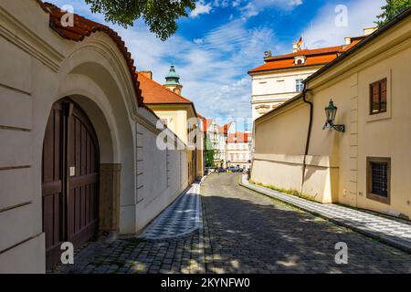 Vieille rue à Prague dans la journée ensoleillée, centre-ville, Prague, République Tchèque, Voyage européen. Belle rue non découverte dans la vieille ville de Prague, CZE Banque D'Images