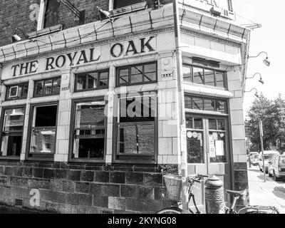 Londres Angleterre - 4 juillet 2009 ; façade du pub Royal Oak d'époque et vélo sur la piste à l'extérieur. Banque D'Images