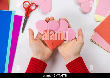 Faire des coeurs d'origami pour la Saint-Valentin. Artisanat en papier avec vos propres mains. Banque D'Images
