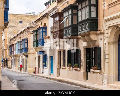 Sliema, Malte - mai 2021: De beaux balcons en bois maltais colorés appelés 'gallarija' à Sliema. Il est très probable qu'ils viennent du Muxarabiji arabe. Banque D'Images