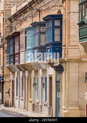 Sliema, Malte - mai 2021: De beaux balcons en bois maltais colorés appelés 'gallarija' à Sliema. Il est très probable qu'ils viennent du Muxarabiji arabe. Banque D'Images