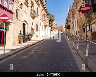 Gozo, Malte - Mai 2021 : rue étroite et maisons historiques couleur sable avec balcons en bois à Rabat sur l'île de Gozo. Malte, Europe Banque D'Images