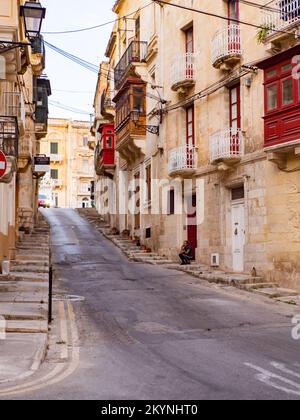 Gozo, Malte - Mai 2021 : rue étroite et maisons historiques couleur sable avec balcons en bois à Rabat sur l'île de Gozo. Malte, Europe Banque D'Images