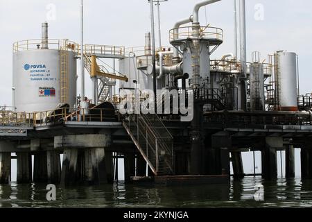 LAGO DE MARACAIBO-VENEZUELA- 20-03-2015- une station de débit de pétrole est vue sur le lac Maracaibo. © JOSE ISAAC BULA URRUTIA. Banque D'Images