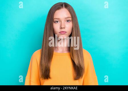 Gros plan photo de jeune jolie fille malheureuse fille brun cheveux ennuyé sérieux look vous insatisfait visage isolé sur fond bleu-vert couleur Banque D'Images