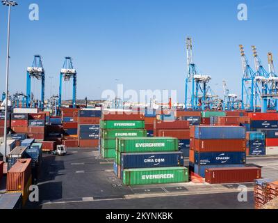 Birzebbuga, Malte - Mai 2021: Port avec grues, navires et cargaison dans la région de la mer Méditerranée, plaque tournante de transbordement pour le commerce , Marsaxlokk, Freepor Banque D'Images