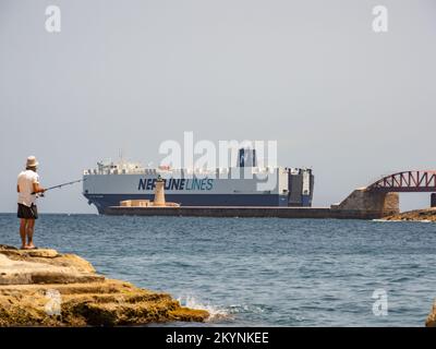 Valette, Malte - mai 2021. Un énorme cargo quittant le port. Neptune Lines est une entreprise de solutions logistiques spécialisée dans la gestion des stocks et Banque D'Images