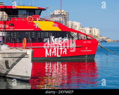 Sliema, Malte - Mai, 2021: Tuoristic Red Ship 'hop on hop Off' dans le port du quartier de Sliema. Port de Sliema Ferry. Malte. Europe Banque D'Images