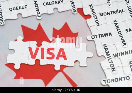 Concept national. Le drapeau du Canada présente des puzzles de nom de ville et des puzzles de puzzle avec les mots - Visa Banque D'Images