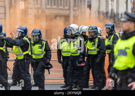 Des partisans de Tommy Robinson, comme l'EDL, ont protesté à Londres pour manifester pour sa libération après son arrestation. Des policiers anti-émeutes arrivent, avec des torches de fumée Banque D'Images