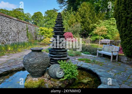 Ardoise et sculptures en pierre dans un plan d'eau aux jardins de Threave près du château Douglas à Dumfries et Galloway, en Écosse. Banque D'Images