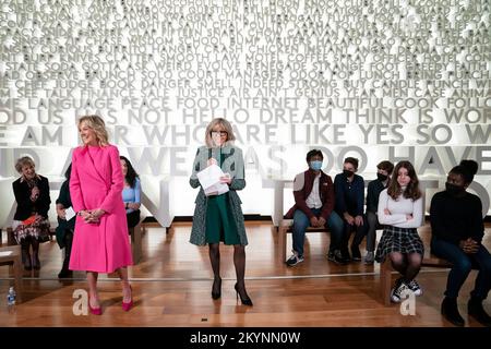 Washington, Vereinigte Staaten. 01st décembre 2022. La première dame Dr. Jill Biden et Brigitte Macron de France rencontrent des étudiants au musée Planet Word à Washington, DC jeudi, 1 décembre 2022. Crédit : Sarah Silbiger/Pool via CNP/dpa/Alay Live News Banque D'Images