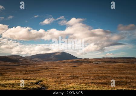 Une image HDR automnale claire du paysage entre Altnaharra et Hope, autrefois la seule route nord, le nord du Sutherland, en Écosse. 29 octobre 2022 Banque D'Images