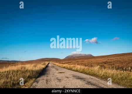 Une image HDR automnale claire du paysage entre Altnaharra et Hope, autrefois la seule route nord, le nord du Sutherland, en Écosse. 29 octobre 2022 Banque D'Images