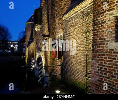 Vue latérale sur un Koppelpoort éclairé. C'est une porte médiévale dans la ville néerlandaise d'Amersfoort. Il combine des portes terrestres et des portes d'eau. Il fait partie des Banque D'Images