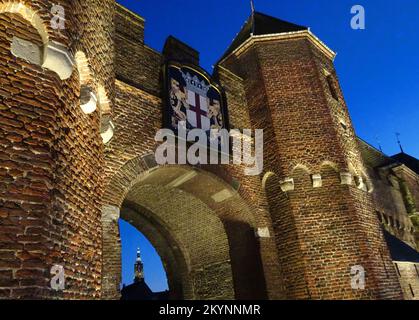 Cette porte illuminée de la ville s'appelle Koppelpoort. C'est une porte médiévale dans la ville hollandaise d'Amersfoort. Il fait partie de la deuxième muraille et comple de la ville Banque D'Images