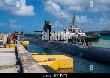 APRA Harbour, États-Unis. 30 novembre 2022. États-Unis L'USS Key West, sous-marin d'attaque rapide de la Marine de Los Angeles, traverse le port d'Apra à son retour à la base navale de Guam à la suite d'un déploiement prévu, 18 novembre 2022, dans le port d'Apra, à Guam. Crédit : le lieutenant Eric Uhden/États-Unis Navy/Alamy Live News Banque D'Images