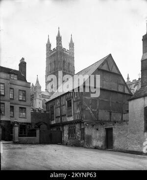 La cathédrale de Gloucester et l'ancien Parlement en 1895 Banque D'Images