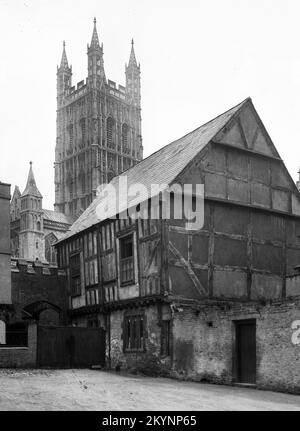 La cathédrale de Gloucester et l'ancien Parlement en 1895 Banque D'Images