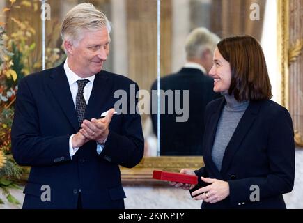 Bruxelles. Belgique, 01/12/2022, Roi Philippe - Filip de Belgique et Commandant de l'ordre de Léopold Marie Gillain photographié lors d'une réception royale pour les personnes qui ont été accordées avec la grâce de la noblesse, le jeudi 01 décembre 2022, au Palais Royal de Bruxelles. BELGA PHOTO BENOIT DOPPAGNE Banque D'Images