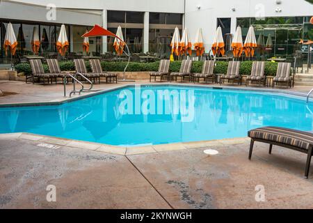 Anaheim, CA, États-Unis – 1 novembre 2022 : piscine à l'hôtel Marriott Anaheim situé à Anaheim, Californie. Banque D'Images