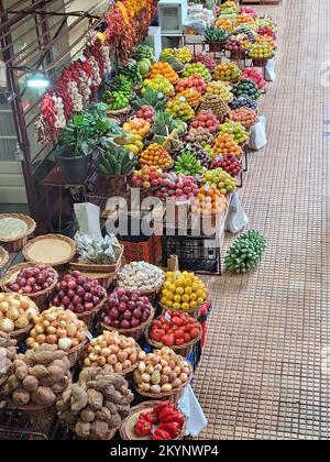 fleurs colorées au marché agricole traditionnel de funchals Banque D'Images