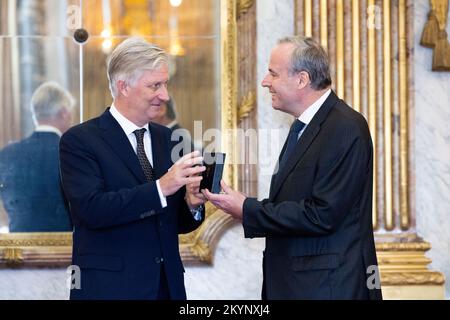 Bruxelles. Belgique, 01/12/2022, le roi Philippe - Filip de Belgique et Thomas Leysen photographiés lors d'une réception royale pour les personnes qui ont reçu la grâce de la noblesse, le jeudi 01 décembre 2022, au Palais Royal de Bruxelles. BELGA PHOTO BENOIT DOPPAGNE Banque D'Images