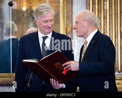 Bruxelles. Belgique, 01/12/2022, Roi Philippe - Filip de Belgique et Ridder / Chevalier Jean Van Hamme photographié lors d'une réception royale pour les personnes qui ont reçu la grâce de la noblesse, le jeudi 01 décembre 2022, au Palais Royal de Bruxelles. BELGA PHOTO BENOIT DOPPAGNE Banque D'Images