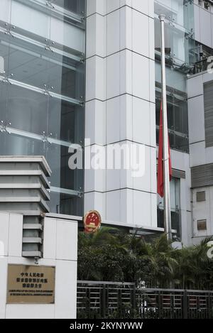 Hong Kong. 1st décembre 2022. Un drapeau national chinois est envoyé en Berne pour pleurer la mort du camarade Jiang Zemin au Bureau de liaison du Gouvernement populaire central dans la région administrative spéciale de Hong Kong, le 1 décembre 2022. Crédit : Wang Shen/Xinhua/Alay Live News Banque D'Images