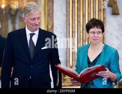 Bruxelles. Belgique, 01/12/2022, Roi Philippe - Filip de Belgique et Baronne / Barones Anny Cooreman photographié lors d'une réception royale pour les personnes qui ont été accordées avec la grâce de la noblesse, le jeudi 01 décembre 2022, au Palais Royal de Bruxelles. BELGA PHOTO BENOIT DOPPAGNE Banque D'Images