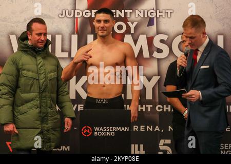 Newcastle, Royaume-Uni. 01st décembre 2022. Josh Kelly prend la balance lors du championnat britannique Super-Welterweight: Troy Williamson vs Josh Kelly final face off au Newcastle Civic Center, Newcastle upon Tyne, Royaume-Uni, 1st décembre 2022 ( Credit: DaN Cooke/Alay Live News Banque D'Images